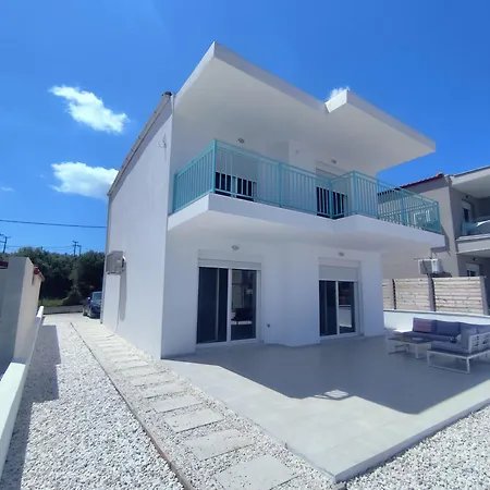 Damaki Villa *