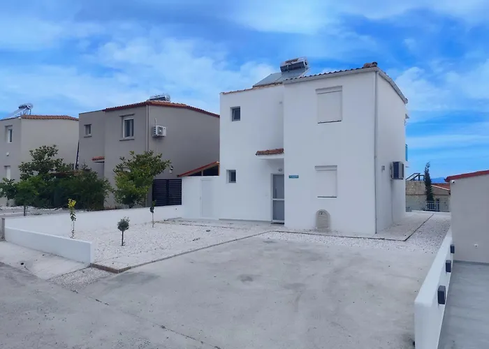 Damaki Villa *